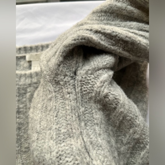 H&M | Grey Ribbed Knit Cropped Sweater - Picture 15 of 16